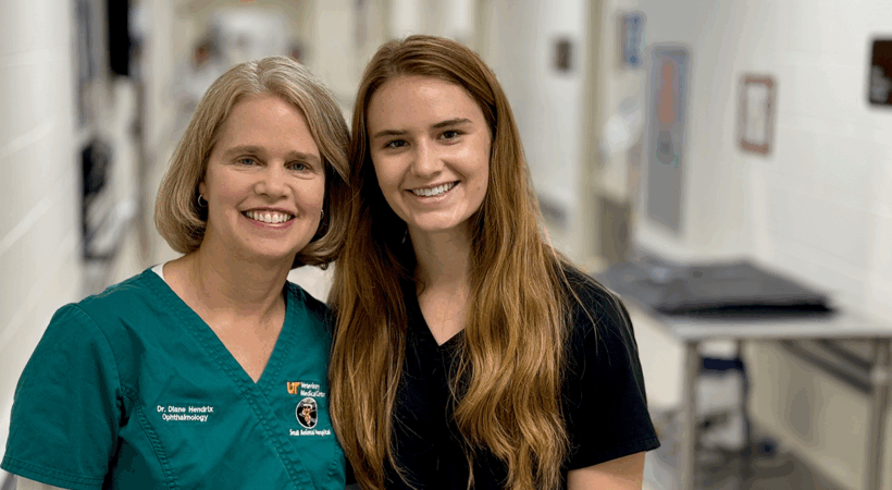 Diane Hendrix posing with daughter Emma Hendrix.